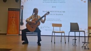 Anna Fijałkowska na podium XVI Makroregionalnych Przesłuchaniach Uczniów Klas Gitary i Zespołów Gitarowych w Strzyżowie.